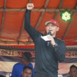Wakil Bupati Kapuas Hulu, Wahyudi Hidayat saat memberikan pidato penutuan Turnamen Muda Berkarya Football Cup di Desa Dangkan Kota. (Foto: Istimewa)