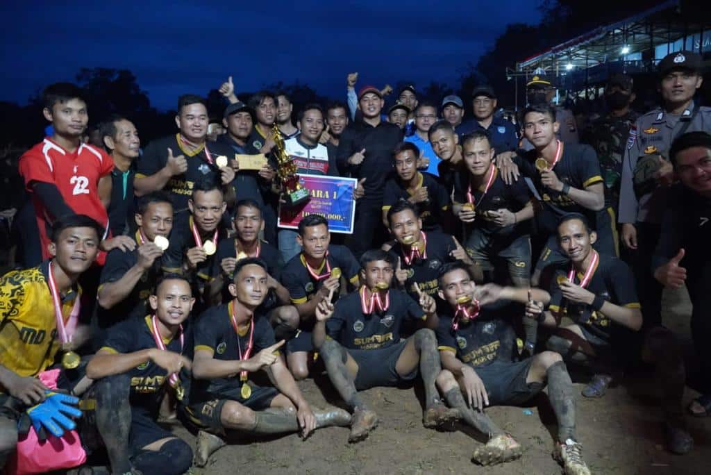 Wakil Bupati Kapuas Hulu, Wahyudi Hidayat berfoto bersama usai menutup Turnamen Muda Berkarya Football Cup di Desa Dangkan Kota. (Foto: Istimewa)
