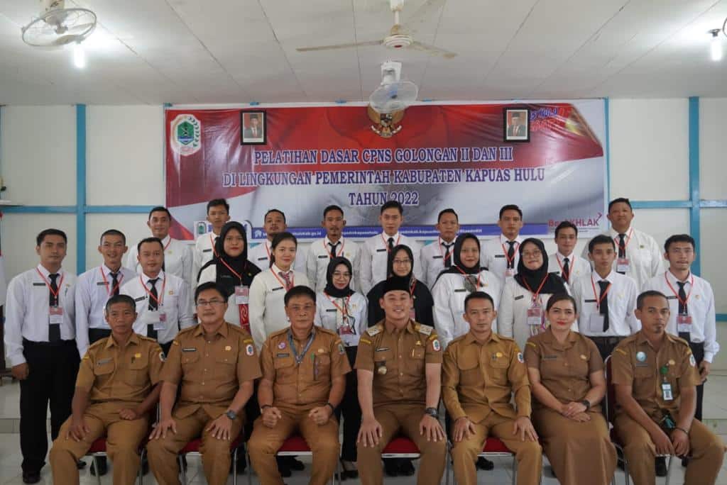 Wakil Bupati Kapuas Hulu, Wahyudi Hidayat berfoto bersama peserta Latsar CPNS formasi umum tahun 2021. (Foto: Istimewa)