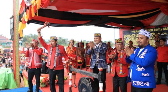 Ketua Komisi V DPR RI, Lasarus membuka secara resmi Pekan Gawai Dayak (PGD) ke-14 Tahun 2022 Kabupaten Melawi, Kalimantan Barat di Stadion Raden Temenggung Setia Pahlawan Nanga Pinoh, Minggu (04/09/2022). (Foto: Istimewa)