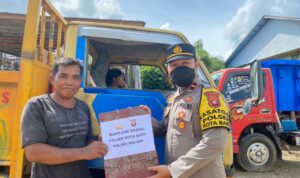 Personel Polsek Kota Baru membagikan paket sembako kepada salah satu pengemudi truk, Selasa (06/09/2022). (Foto: BS/KalbarOnline.com)