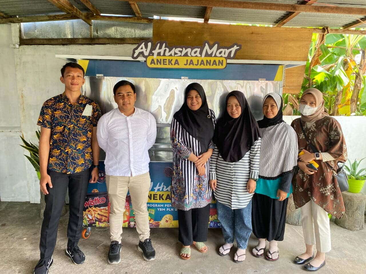 Yayasan Baitul Maal (YBM) PLN pada Unit Pelaksana Penyaluran dan Pengatur Beban Sistem Kalimantan Barat (UP3B Kalbar) memberikan fasilitas sekaligus modal usaha bagi masyarakat tidak mampu. (Foro: Istimewa)