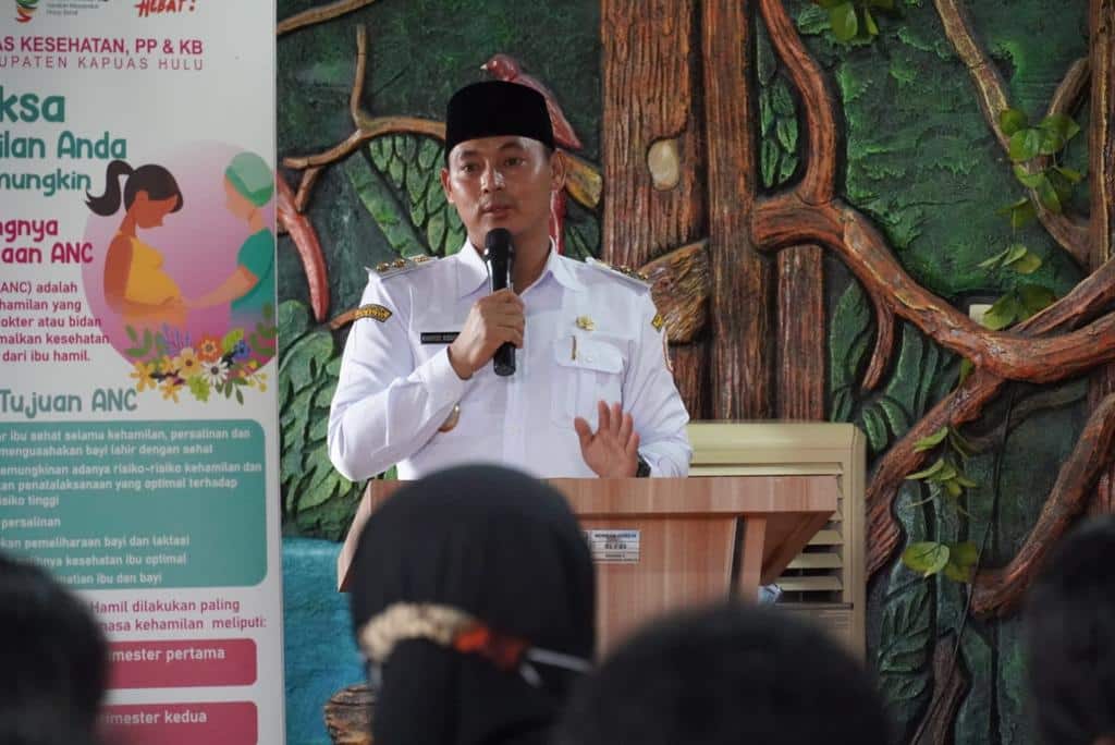 Wakil Bupati Kapuas Hulu, Wahyudi Hidayat memberikan paparan dalam acara Jambore Kader Posyandu Perbatasan Malaysia - Indonesia (Malindo) di wilayah Kecamatan Badau, Rabu (07/09/2022). (Foto: Ishaq/KalbarOnline.com)