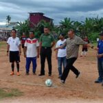 Staf Ahli Bupati Bidang Pemerintahan Hukum dan Politik, Joko Prastowo melakukan tendangan bola pertama sebagai tanda dimulainya Open Turnamen Sepakbola di Kecamatan Sandai, Rabu (07/09/2022). (Foto: Istimewa)