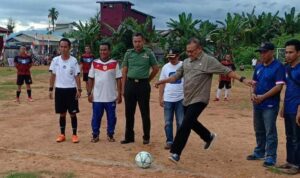 Staf Ahli Bupati Bidang Pemerintahan Hukum dan Politik, Joko Prastowo melakukan tendangan bola pertama sebagai tanda dimulainya Open Turnamen Sepakbola di Kecamatan Sandai, Rabu (07/09/2022). (Foto: Istimewa)