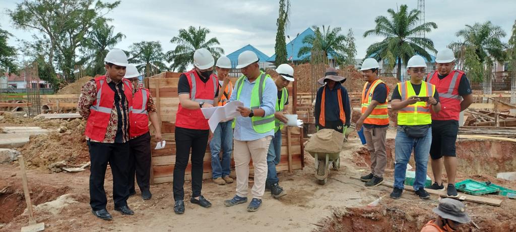 Bupati Kapuas Hulu, Fransiskus Diaan menerima progres dari pembangunan fisik gedung kantor satu atap yang berlokasi di Jalan Antasari, Kota Putussibau, Kamis (08/09/2022). (Foto: Istimewa)