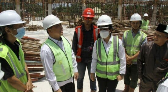 Wakil Gubernur Kalimantan Barat, Ria Norsan meninjau progres pembangunan Masjid Agung Nurul Islam Singkawang, Rabu (07/09/2022) siang. (Foto: Biro Adpim For KalbarOnline.com)