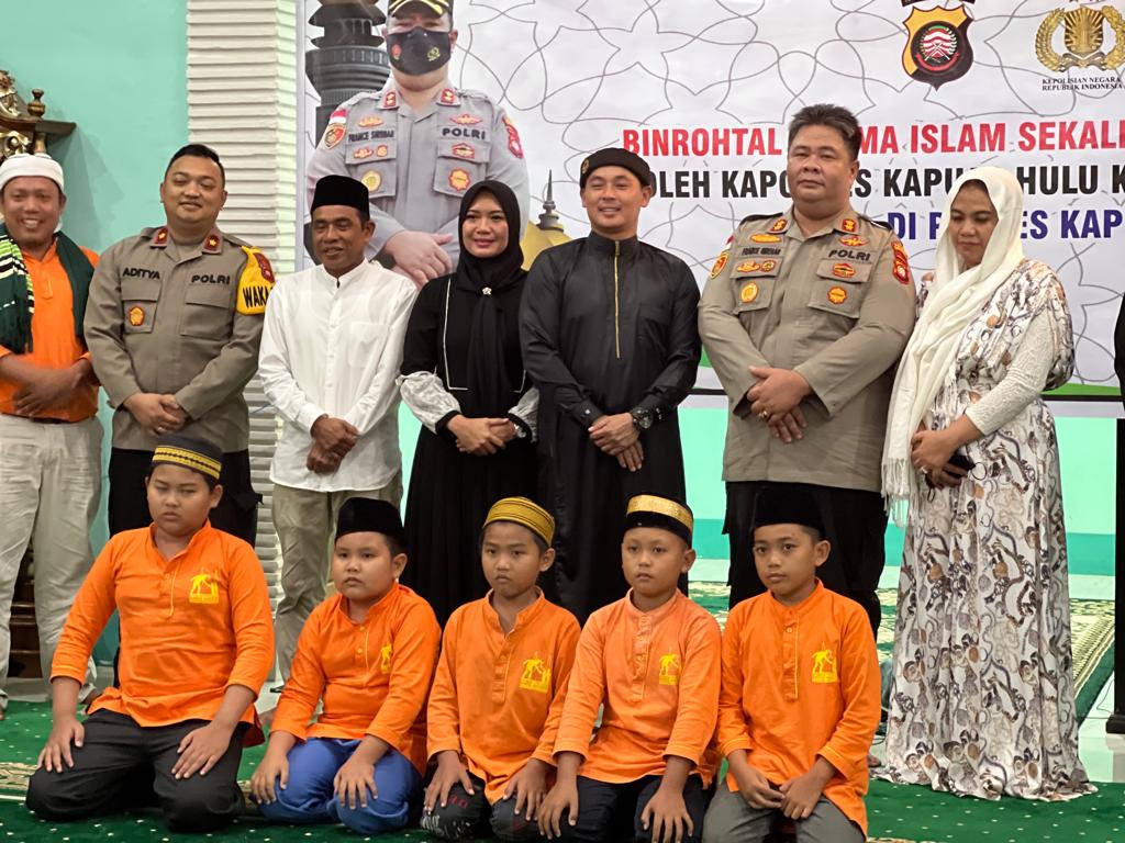 Wakil Bupati Kapuas Hulu, Wahyudi Hidayat berfoto bersama di sela-sela kegiatan binrohtal agama Islam di Masjid Wira Pratama Polres Kapuas Hulu, Jumat (09/09/2022). (Foto: Istimewa)