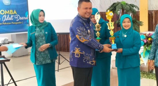 Bupati Melawi, Dadi Sunarya Usfa Yursa menyerahkan piala ke pemenang lomba dari rangkain HKG TP-PKK ke-50 tahun 2022 tingkat Kabupaten Melawi, di Pendopo Bupati Melawi, Jumat (09/09/2022). (Foto: BS/KalbarOnline.com)
