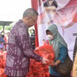 Gubernur Kalbar, Sutarmidji menyerahkan paket sembako kepada masyarakat kurang mampu di 2 kecamatan di Kota Pontianak, Jumat (09/09/2022). (Foto: Biro Adpim For KalbarOnline.com)