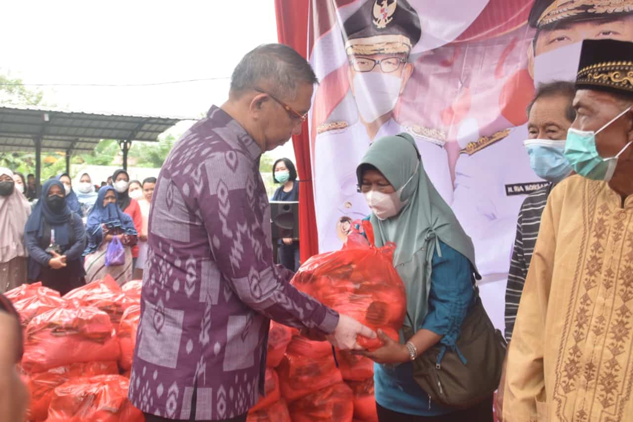 Gubernur Kalbar, Sutarmidji menyerahkan paket sembako kepada masyarakat kurang mampu di 2 kecamatan di Kota Pontianak, Jumat (09/09/2022). (Foto: Biro Adpim For KalbarOnline.com)