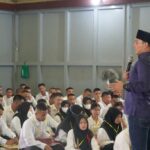 Wakil Bupati Kapuas Hulu, Wahyudi Hidayat memberikan paparan dalam acara Pengenalan Kehidupan Kampus Bagi Mahasiswa Baru (PKKMB) PDD Polnep Kapuas Hulu, di Aula PDD Polnep Kapuas Hulu, Sabtu (10/11/2022). (Foto: Istimewa)