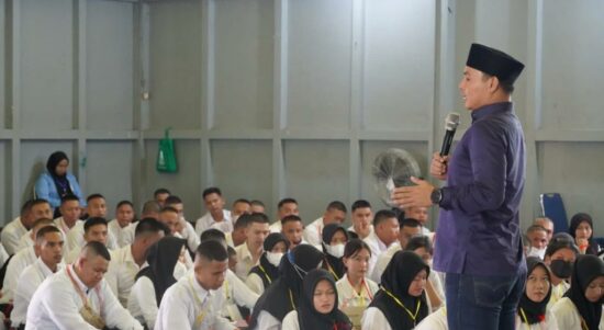 Wakil Bupati Kapuas Hulu, Wahyudi Hidayat memberikan paparan dalam acara Pengenalan Kehidupan Kampus Bagi Mahasiswa Baru (PKKMB) PDD Polnep Kapuas Hulu, di Aula PDD Polnep Kapuas Hulu, Sabtu (10/11/2022). (Foto: Istimewa)