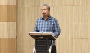 Sekda Kalbar, Harisson memberikan paparan dalam acara pembukaan Kongres ke-VII Forum Koordinasi Badan Eksekutif Mahasiswa se-Kalbar, di Gedung Konferensi Teater 1, Universitas Tanjungpura, Sabtu (10/09/2022). (Foto: Istimewa)