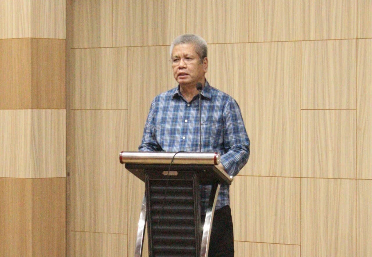 Sekda Kalbar, Harisson memberikan paparan dalam acara pembukaan Kongres ke-VII Forum Koordinasi Badan Eksekutif Mahasiswa se-Kalbar, di Gedung Konferensi Teater 1, Universitas Tanjungpura, Sabtu (10/09/2022). (Foto: Istimewa)