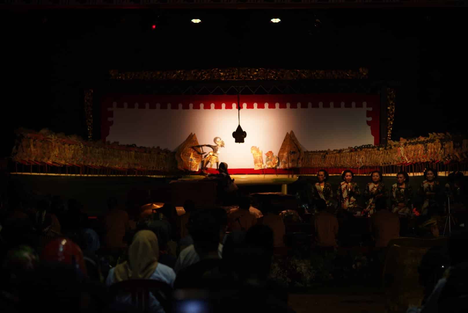 Para penggemar wayang kulit menyaksikan Pagelaran Wayang Kulit di Taman Sepeda Untan. (Foto: Prokopim For KalbarOnline.com)