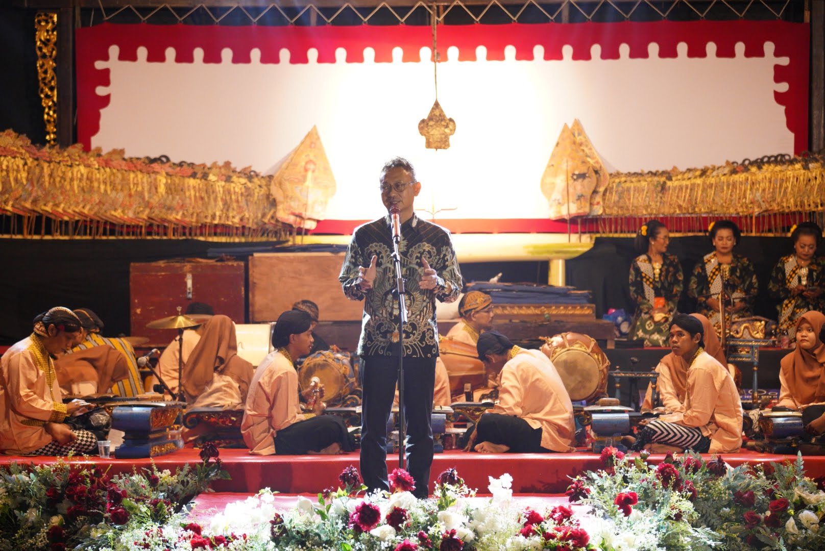 Wali Kota Pontianak, Edi Rusdi Kamtono menyampaikan sambutan pada Pagelaran Wayang Kulit di Taman Sepeda Untan. (Foto: Prokopim For KalbarOnline.com)