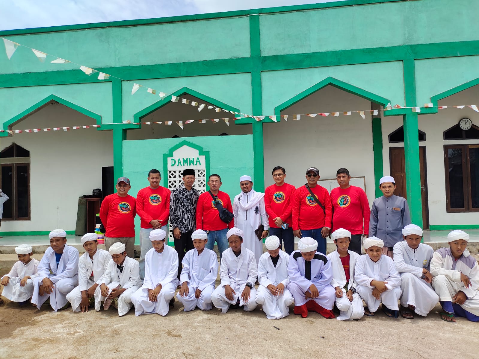 Komunitas sosial Gerakan Sosial Masyarakat (Gesma) 89 befoto bersama di sela-sela menyalurkan bantuan sembako ke Pondok Pesantren Darul Mukhlisin Wadda'wah (Damwa) Sungai Asam, Kabupaten Kubu Raya. (Foto: Istimewa)