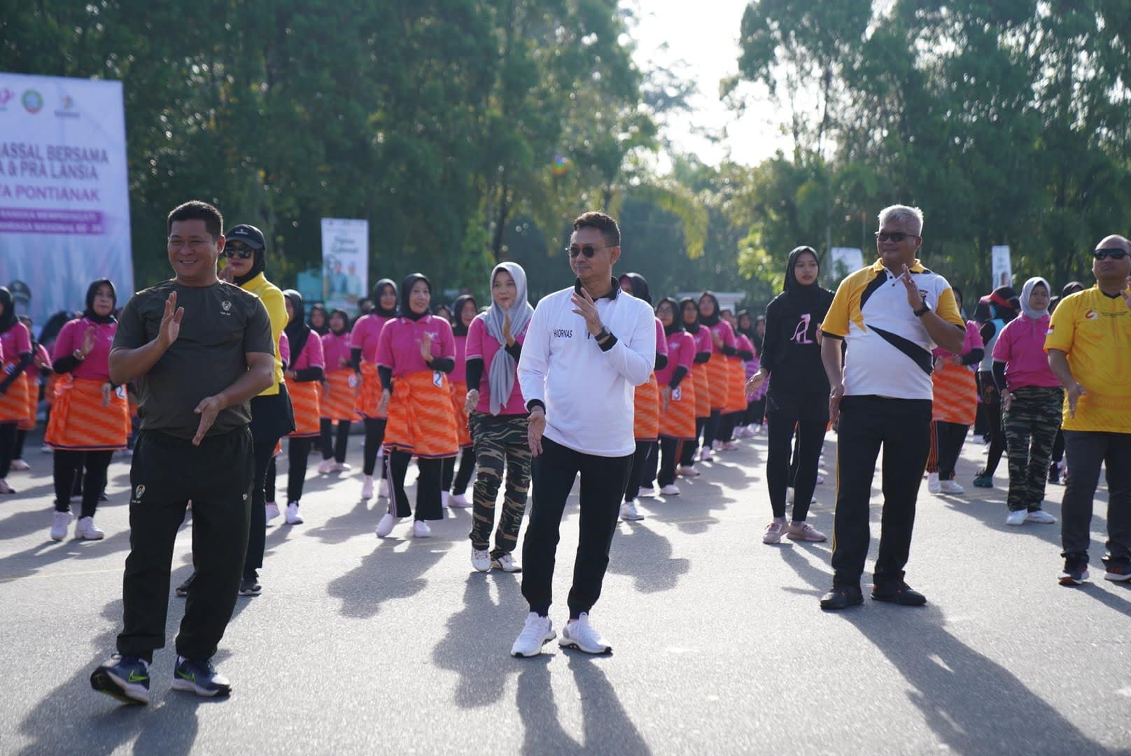 Wali Kota Pontianak, Edi Rusdi Kamtono berbaur bersama masyarakat mengikuti senam massal dalam rangka peringatan Haornas tahun 2022 di Kota Pontianak. (Foto: Prokopim For KalbarOnline.com)