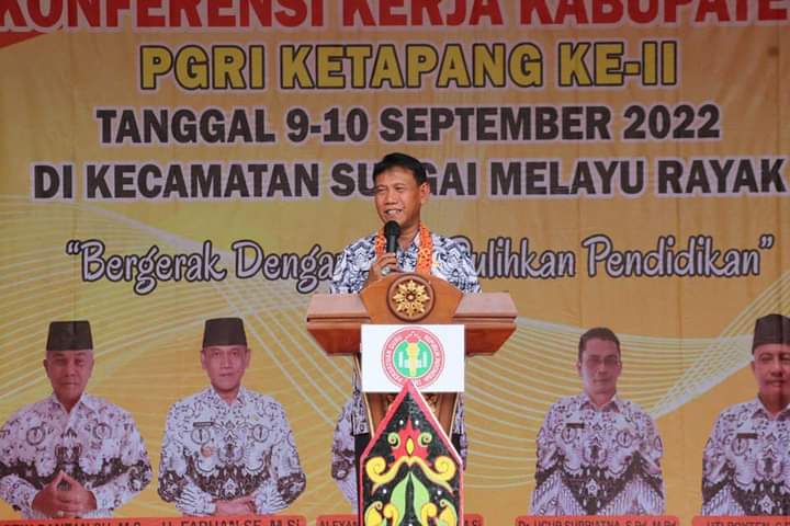 Wabup Ketapang, Farhan memberikan sambutan pada pembukaan Konferensi Kerja Kabupaten PGRI Ketapang ke-II. (Foto: Istimewa)