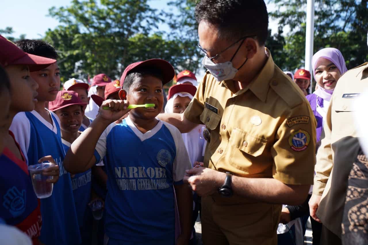 Wali Kota Pontianak, Edi Rusdi Kamtono mendampingi siswa SD menyikat gigi memperingati Hari Kesehatan Gigi dan Mulut Nasional. (Foto: Prokopim For KalbarOnline.com)