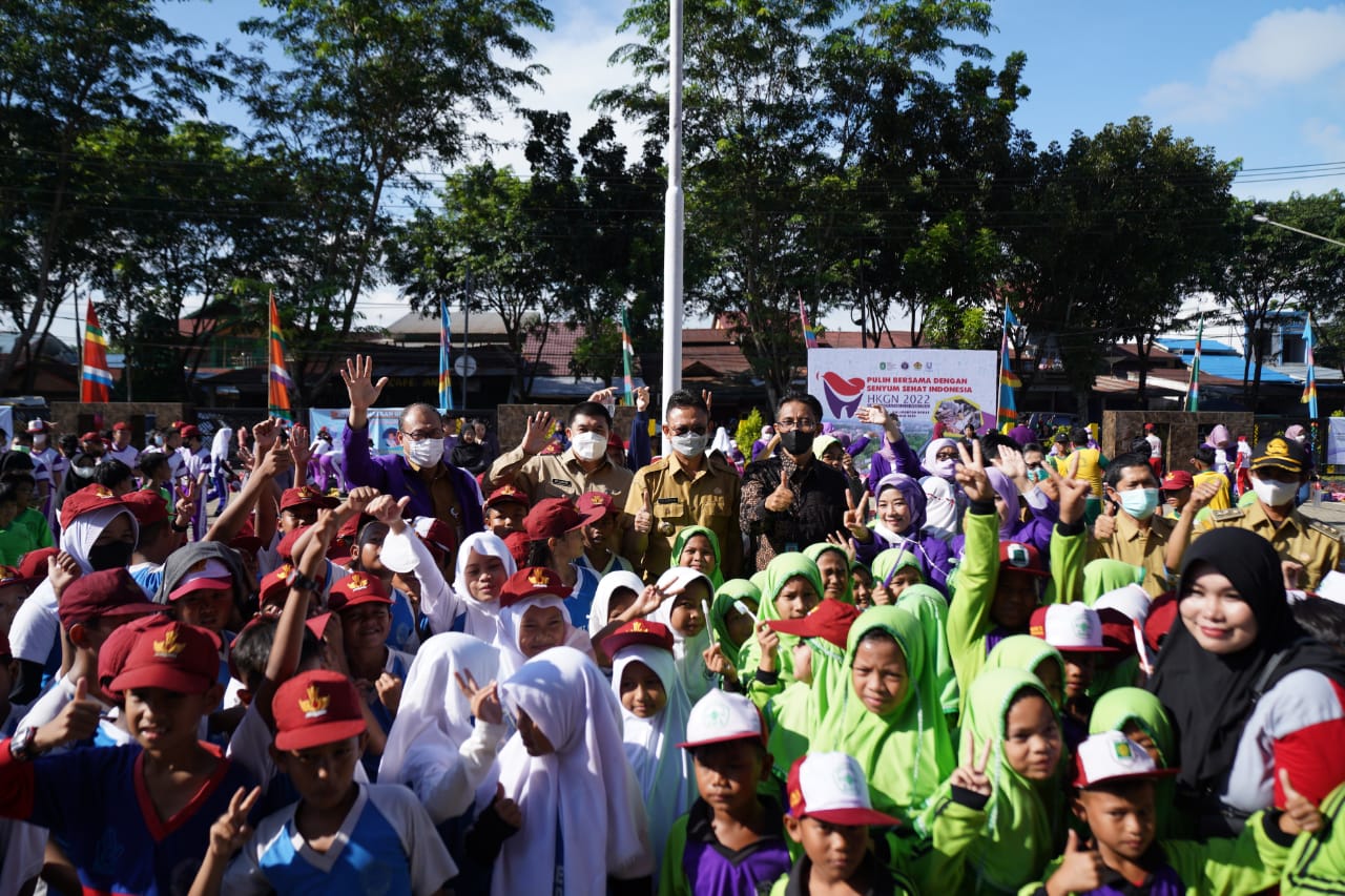 Wali Kota Pontianak, Edi Rusdi Kamtono foto bersama dengan seluruh siswa yang mengikuti gerakan sikat gigi massal. (Foto: Prokopim For KalbarOnline.com)