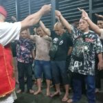 Pengacara dari Firma Hukum Sanen, Glorio Sanen dan kerabat melakukan ritual adat Basaru Sumangat, di Rumah Betang Sutoyo Kecamatan Pontianak Selatan, Minggu (11/09/2022) sore. (Foto: Istimewa)