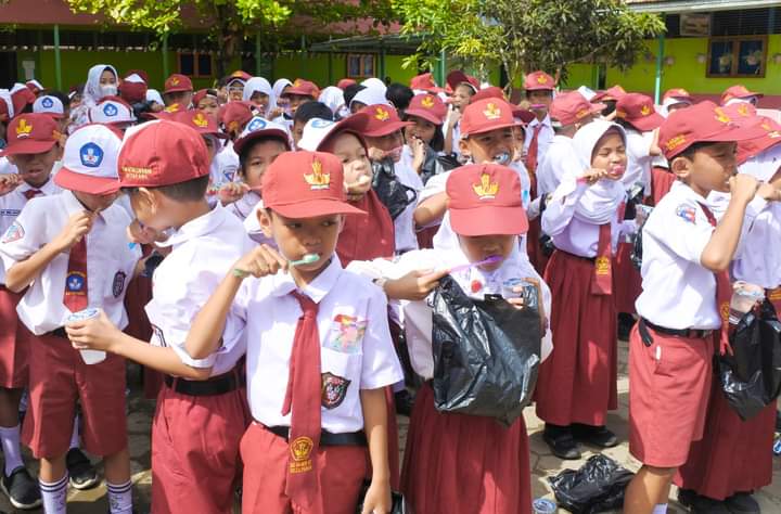 Para siswa dan siswi SD melaksanakan kegiatan Sikat Gigi Bersama dalam rangka memperingati Hari Kesehatan Gigi dan Mulut Nasional (HKGN) tahun 2022, Senin (12/09/2022). (Foto: Istimewa)