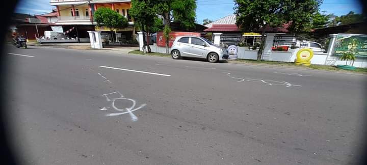 Lokasi kecelakaan maut di depan Dinas Perkim-LH, Jalan S Parman, Kelurahan Sukaharja, Kecamatan Delta Pawan, Ketapang, pada Sabtu (10/09/2022). (Foto: Adi LC/KalbarOnline.com)