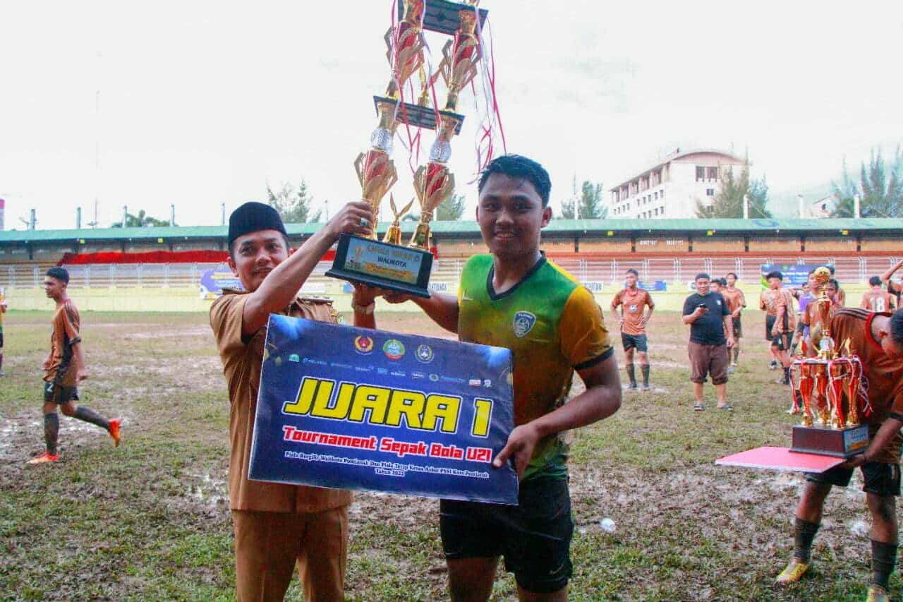 Wakil Wali Kota Pontianak, Bahasan menyerahkan Piala Wali Kota Pontianak Turnamen U-21 kepada perwakilan PS Jumbo sebagai juara. (Foto: Prokopim For KalbarOnline.com)