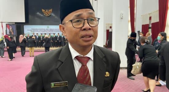 Kadis PUPR Kalbar, Iskandar Zulkarnaen saat diwawancarai wartawan usai dilantik oleh Gubernur Sutarmidji, Senin (12/09/2022). (Foto: Jau/KalbarOnline.com)