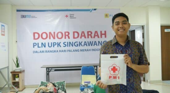 Dalam rangka memperingati hari Palang Merah Indonesia, PLN UPK Singkawang bersama PMI menggelar donor darah. (Foto: Istimewa)