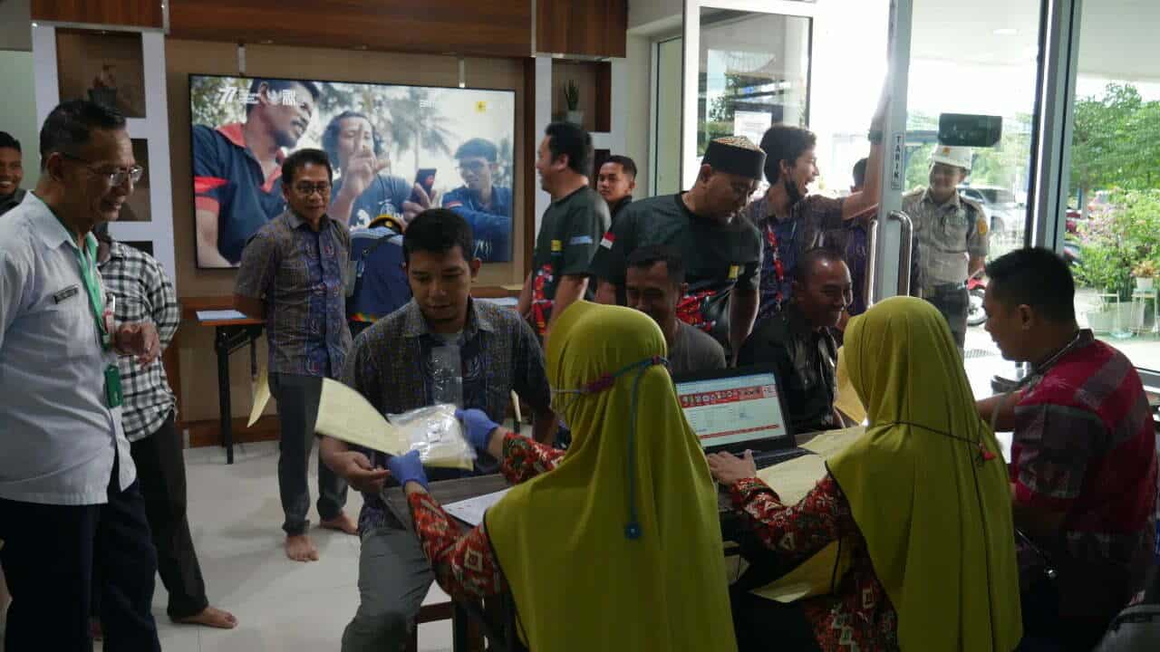Kegiatan donor darah dalam rangka memperingati hari Palang Merah Indonesia oleh PLN UPK Singkawang bersama PMI ini diikuti oleh 100 lebih relawan. (Foto: Istimewa)