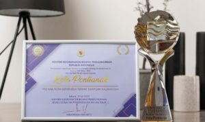 Trofi dan Piagam Penghargaan TPID Awards 2022 yang diterima TPID Kota Pontianak sebagai TPID Terbaik se-Kalimantan. (Foto: Prokopim For KalbarOnline.com)