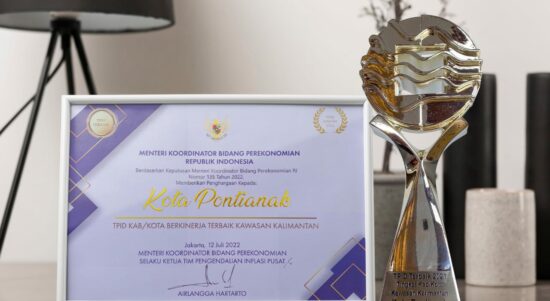 Trofi dan Piagam Penghargaan TPID Awards 2022 yang diterima TPID Kota Pontianak sebagai TPID Terbaik se-Kalimantan. (Foto: Prokopim For KalbarOnline.com)