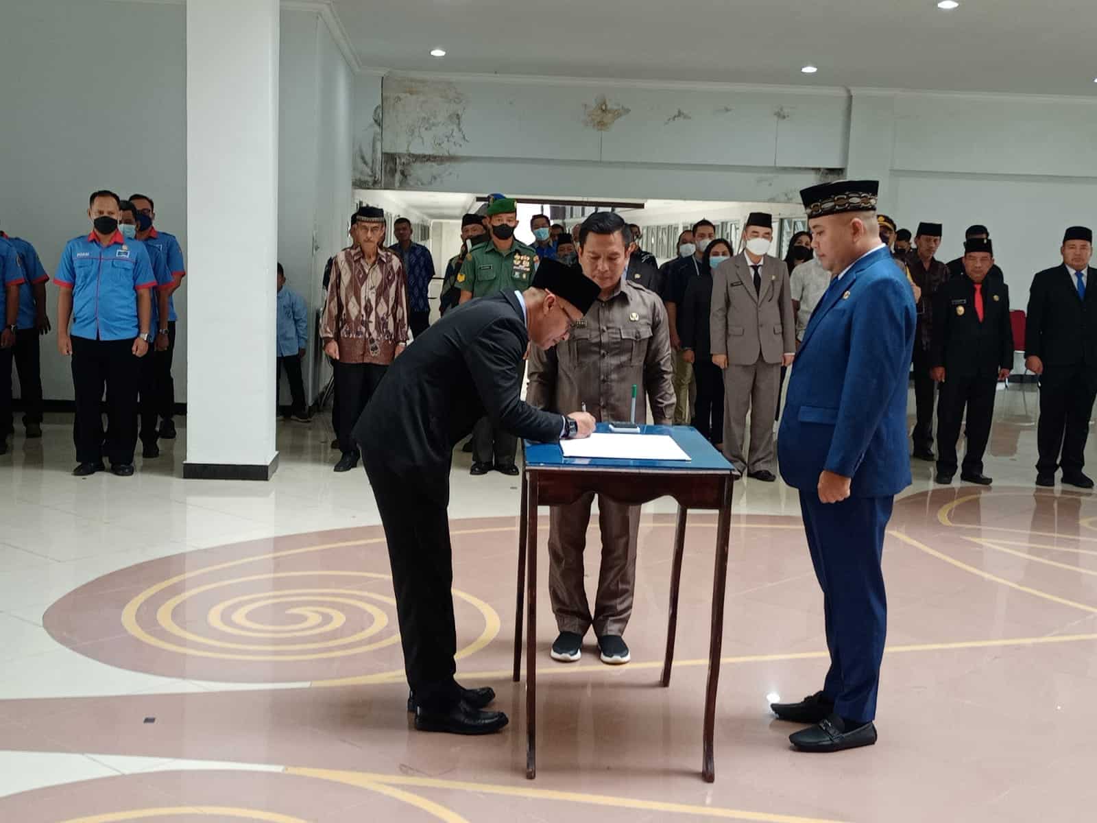 Prosesi pelantikan Bambang Setiawan sebagai Direktur Perusahaan Daerah Air Minum (PDAM) Tirta Melawi berlangsung di Aula Kantor Bupati Melawi, Jumat (16/09/2022). (Foto: BS/KalbarOnline.com)