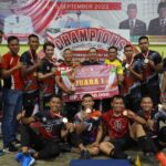 Wakil Bupati Kapuas Hulu, Wahyudi Hidayat berfoto bersama klub pemenang turnamen bola voli. (Foto: Ishaq/KalbarOnline.com)