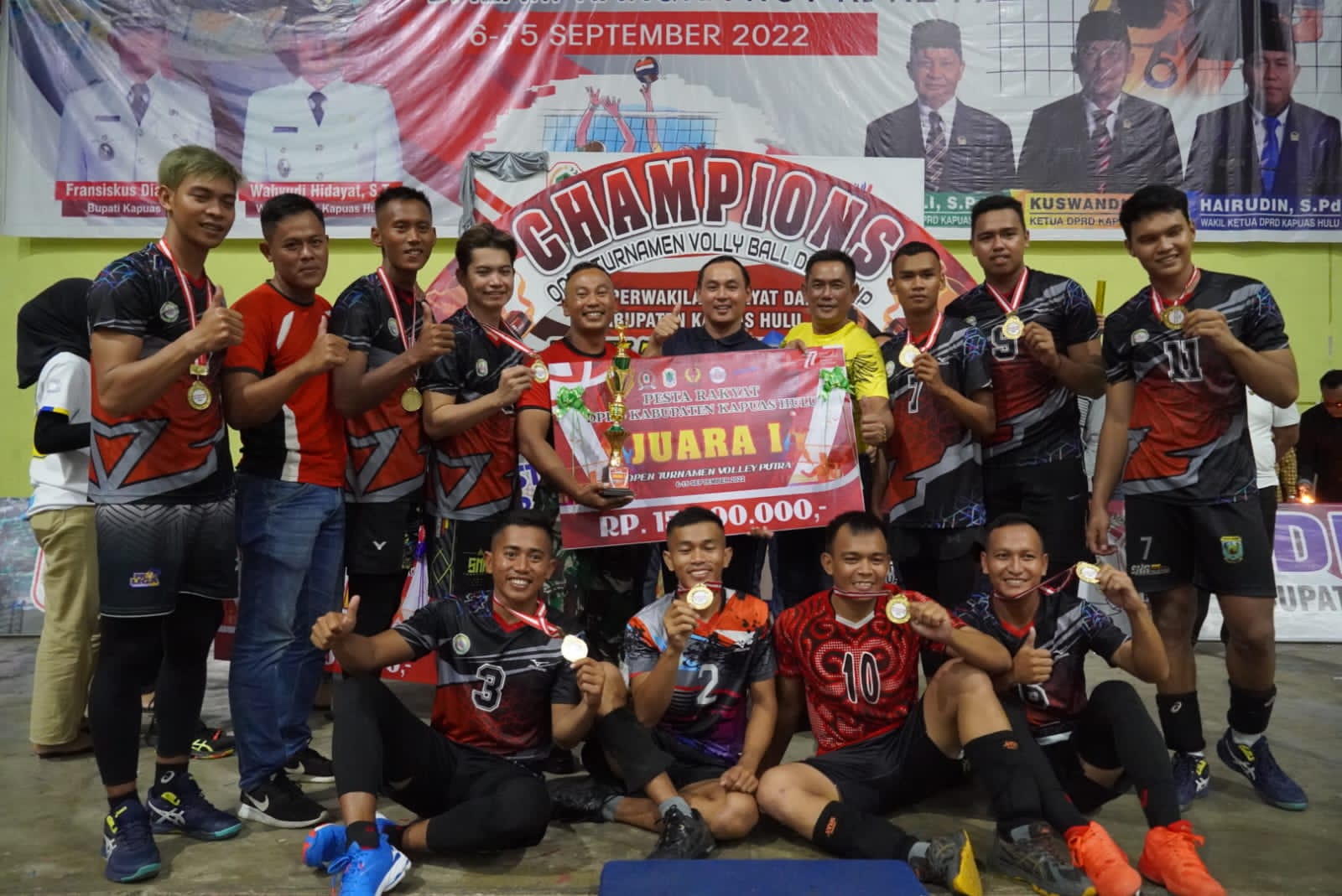 Wakil Bupati Kapuas Hulu, Wahyudi Hidayat berfoto bersama klub pemenang turnamen bola voli. (Foto: Ishaq/KalbarOnline.com)