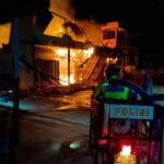 Insiden kebakaran yang tejadi pada penginapan dan toko ATK Family Sukadana. (Foto: Adi LC/KalbarOnline.com)
