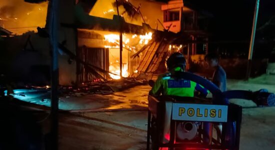 Insiden kebakaran yang tejadi pada penginapan dan toko ATK Family Sukadana. (Foto: Adi LC/KalbarOnline.com)