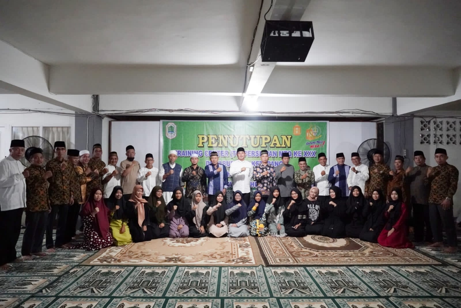 Wakil Bupati Kapuas Hulu, Wahyudi Hidayat berfoto bersama kafilah Musabaqah Tilawatil Qur'an (MTQ) Kabupaten Kapuas Hulu, di Masjid Riratul Jannah, Jumat (16/09/2022). (Foto: Istimewa)