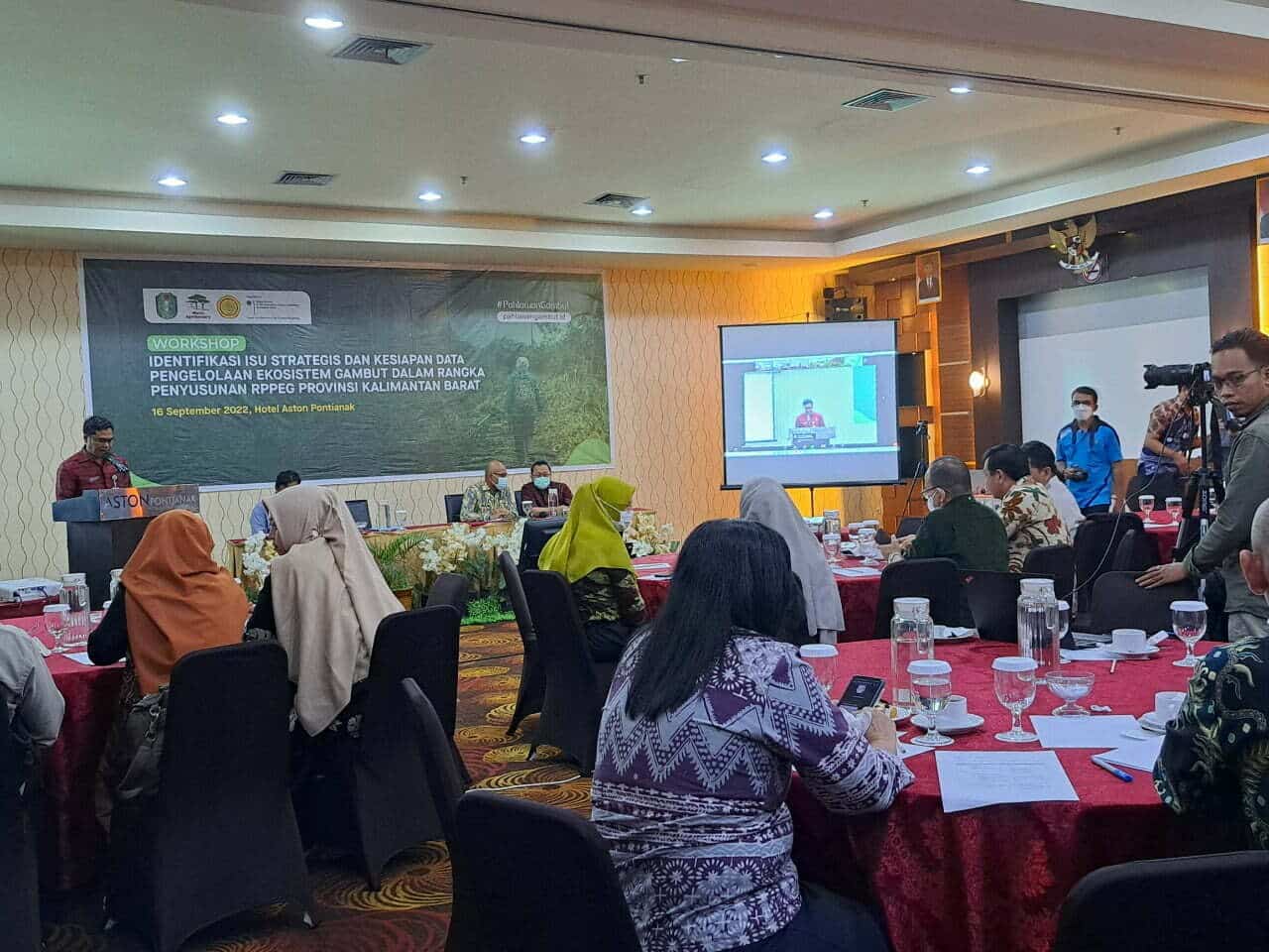Suasana kegiatan "Lokakarya Identifikasi Isu Strategis dan Kesiapan Data Perlindungan dan Pengelolaan Fungsi Ekosistem Gambut Dalam Rangka Penyusunan RPPEG Provinsi Kalimantan Barat”, di Aston Hotel Pontianak, Jumat (16/09/2022). (Foto: Istimewa)