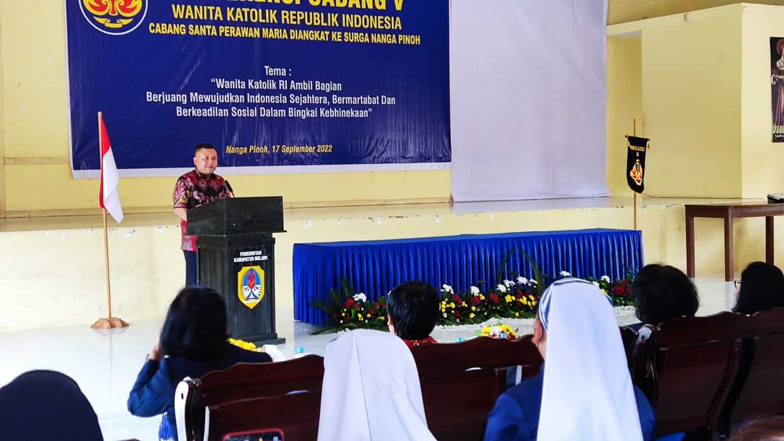 Bupati Melawi, Dadi Sunarya Usfa Yursa memberikan sambutan pada acara Konfercab V Wanita Katolik Republik Indonesia (WKRI) Cabang Santa Perawan Maria Diangkat Ke Surga (SPMDKS) Nanga Pinoh, di Aula Susteran Ursulin Nanga Pinoh, Sabtu (17/09/2022). (Foto: BS/KalbarOnline.com)