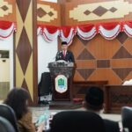 Bupati Kabupaten Kapuas Hulu, Fransiskus Diaan memberikan pidato pada Rapat Paripurna DPRD Kabupaten Kapuas Hulu masa persidangan ke III tahun 2022, Senin (19/09/2022) pagi. (Foto: Istimewa)