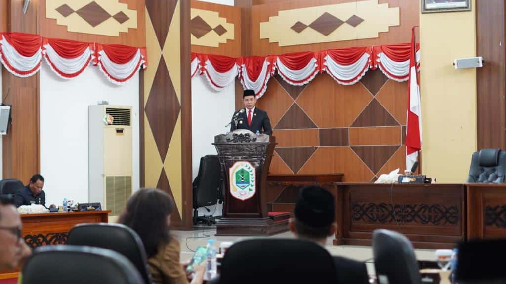 Bupati Kabupaten Kapuas Hulu, Fransiskus Diaan memberikan pidato pada Rapat Paripurna DPRD Kabupaten Kapuas Hulu masa persidangan ke III tahun 2022, Senin (19/09/2022) pagi. (Foto: Istimewa)