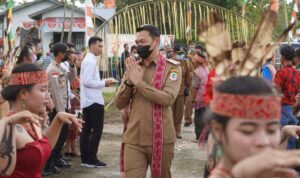 Bupati Kapuas Hulu, Fransiskus Diaan mendapat sambutan meriah dari masyarakat di Kecamatan Bika. (Foto: Istimewa)