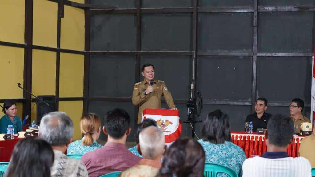 Bupati Kapuas Hulu, Fransiskus Diaan memberikan pidato sambutan pada acara sertijab Camat Bika di Gedung Serbaguna Kecamatan Bika, Senin (19/09/2022). (Foto: Istimewa)
