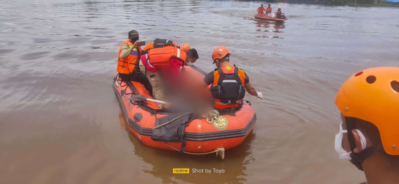 Evakuasi korban tenggelam oleh tim SAR gabungan. (Foto: Istimewa)