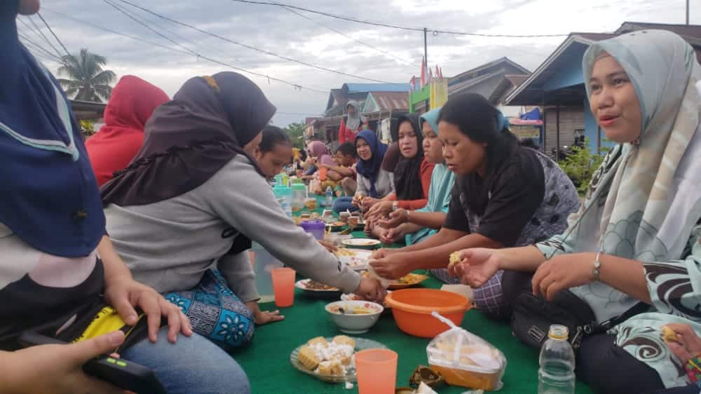 Warga Kelurahan Banjar Serasan Kecamatan Pontianak Timur makan saprahan bersama pada acara Robo'-Robo'. (Foto: Prokopim For KalbarOnline.com)
