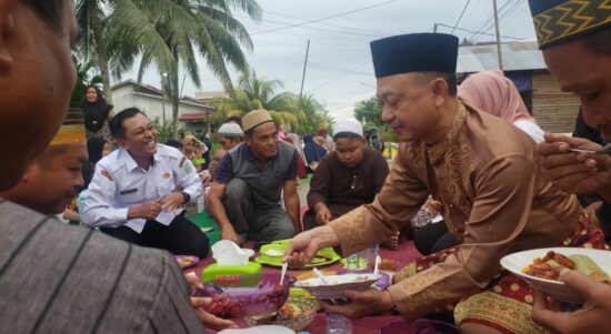 Wali Kota Pontianak, Edi Rusdi Kamtono berbaur makan bersama warga Kelurahan Banjar Serasan, Kecamatan Pontianak Timur, pada acara Robo'-Robo' yang digelar warga. (Foto: Prokopim For KalbarOnline.com)